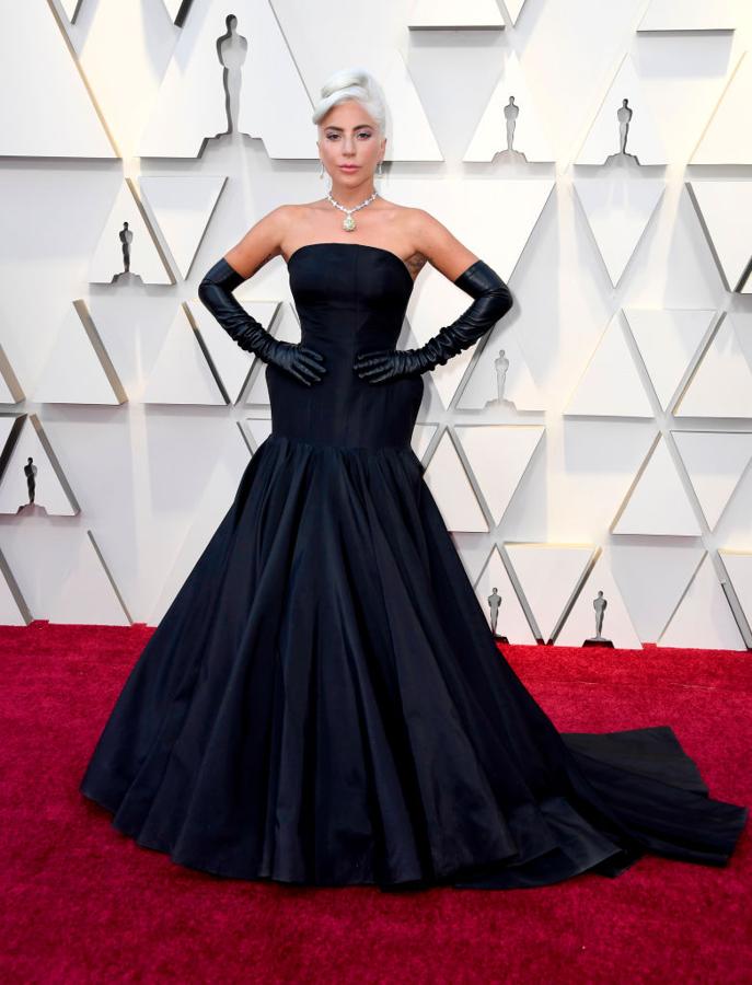 La edición de 2019 nos dejó este look de Lady Gaga con vestido de Alexander McQueen.