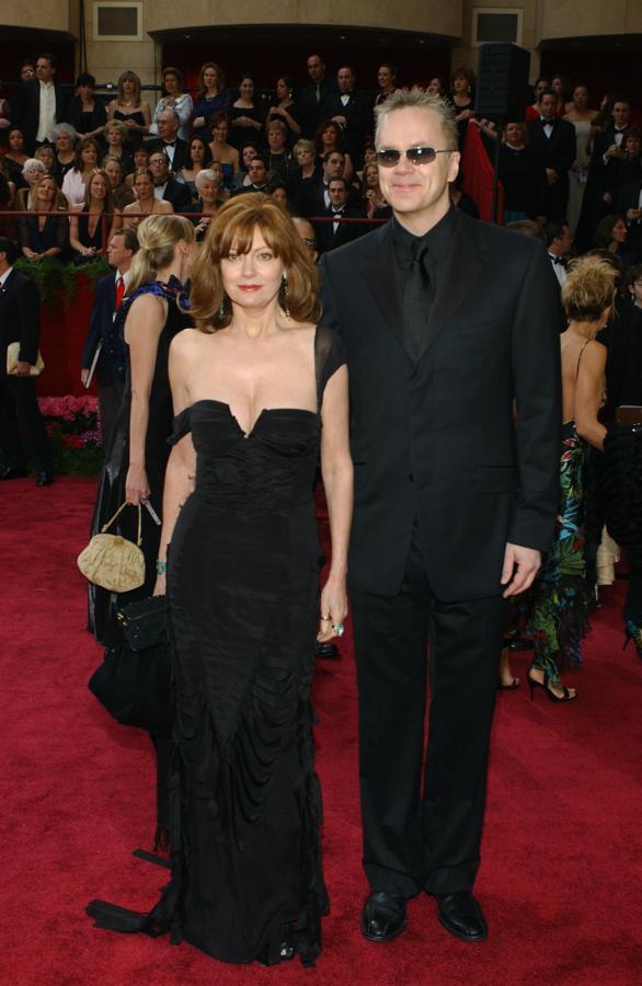 Susan Sarandon no tiene reparos y luce escotes pronunciados. En 2004 apostó por un vestido negro con escote asimétrico pronunciado.