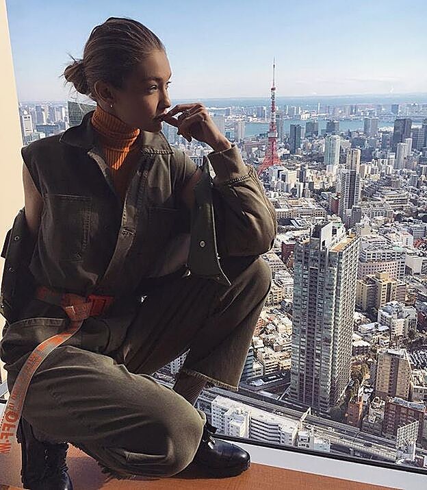 Galería. Gigi Hadid, con mono caqui