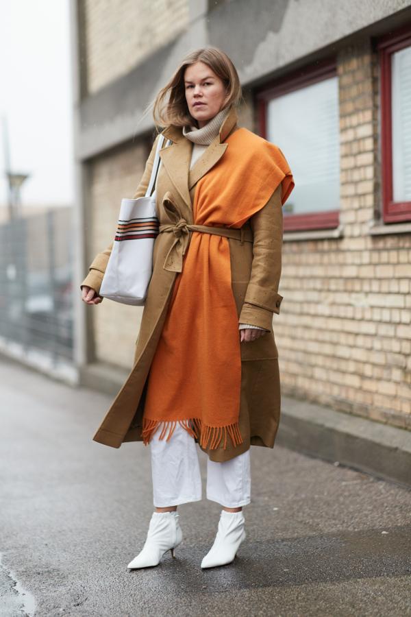 Y no te olvides de que los botines blancos tampoco entienden de estaciones. Que los quieres llevar cuando haga un frío terrible, lo combinas con un abrigo cámel que da un aspecto más invernal