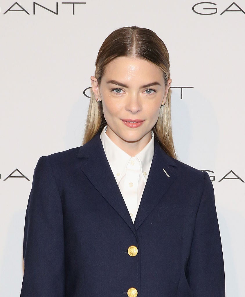 Jaime King con el pelo liso peinado con raya en el medio y pulido en las raíces.