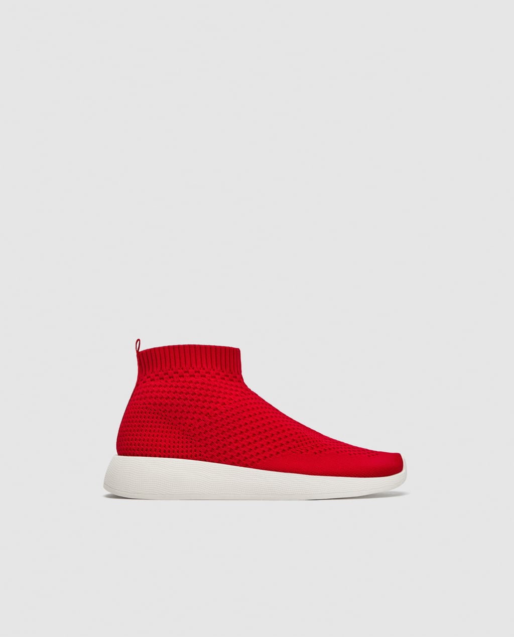 Zapatillas calcetín en rojo de Zara. Precio: 29,99 euros.