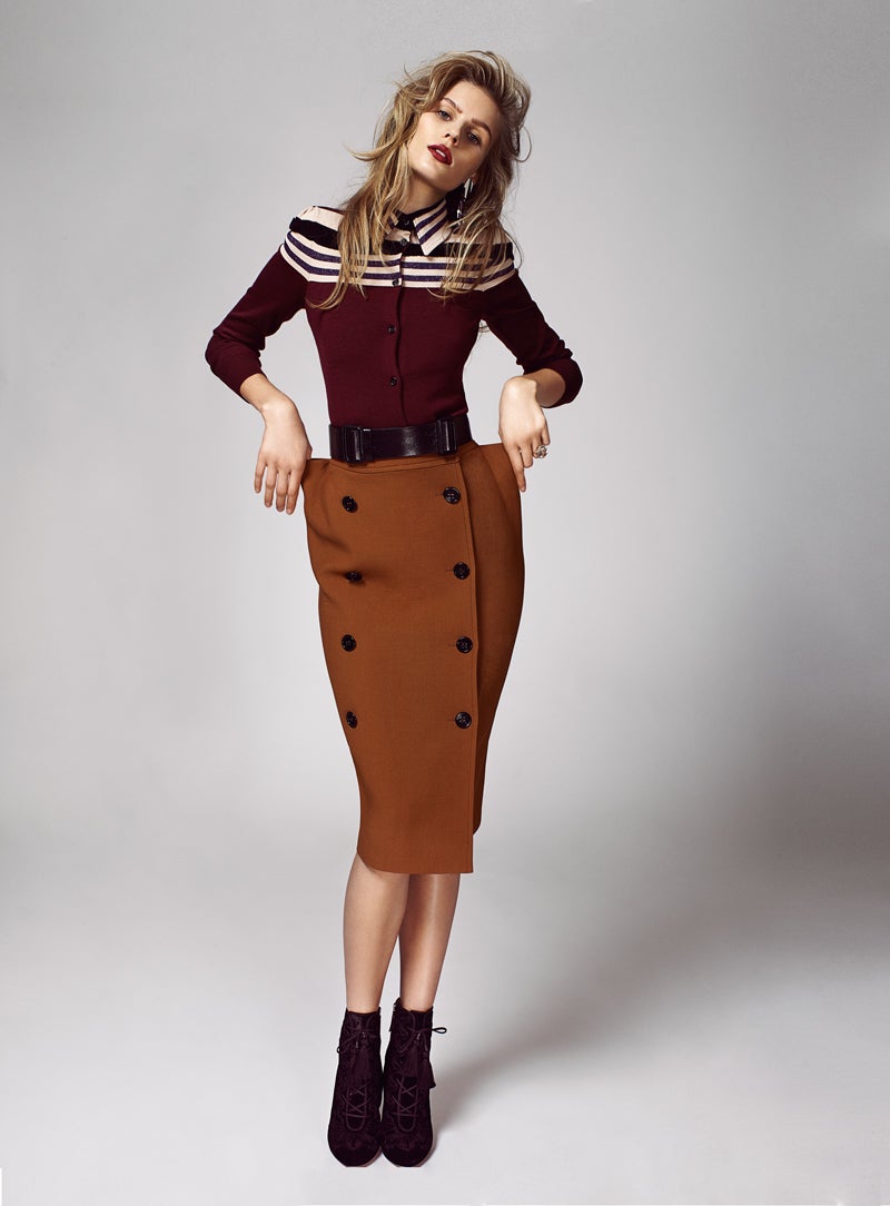 Falda, jersey abotonado y cinturón, de Bottega Veneta.Botines de Aquazzura. El anillo es de Tous y los pendientes, de Hermès.