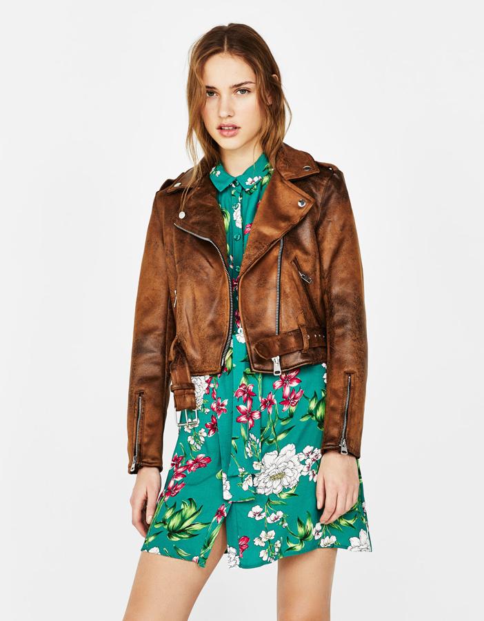 Chaqueta biker de antelina de Bershka: 39,99 euros.