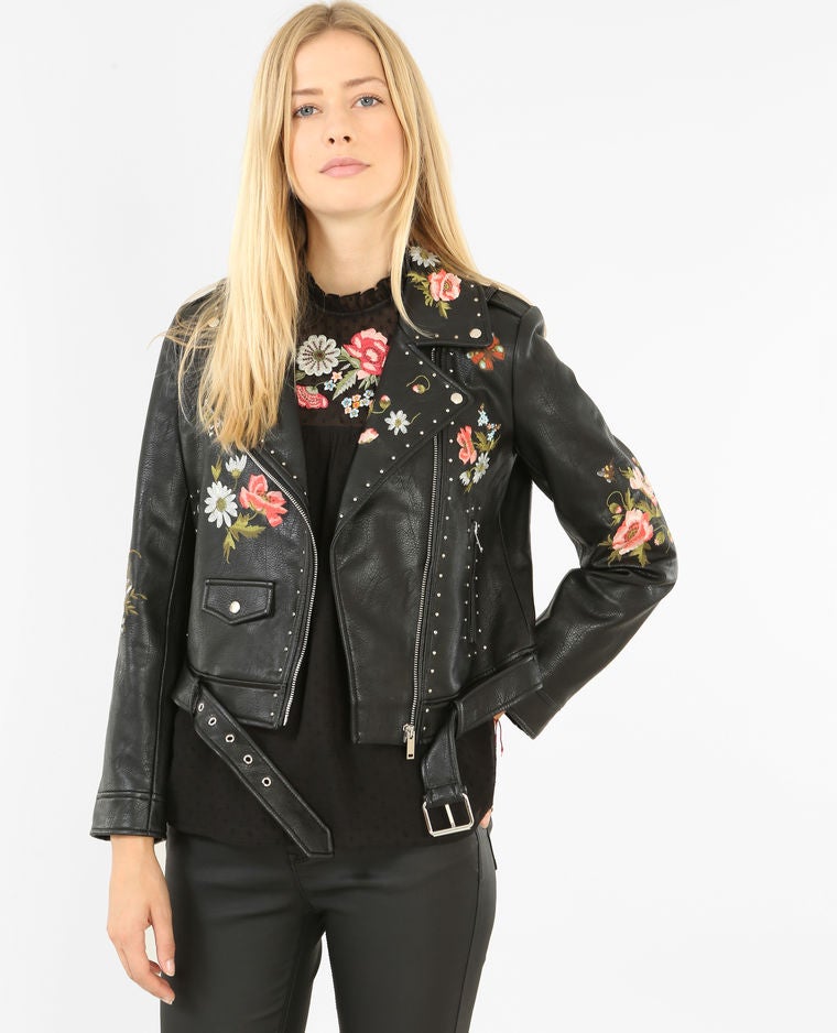 Cazadora de piel con tachas de Zara: 129 euros.