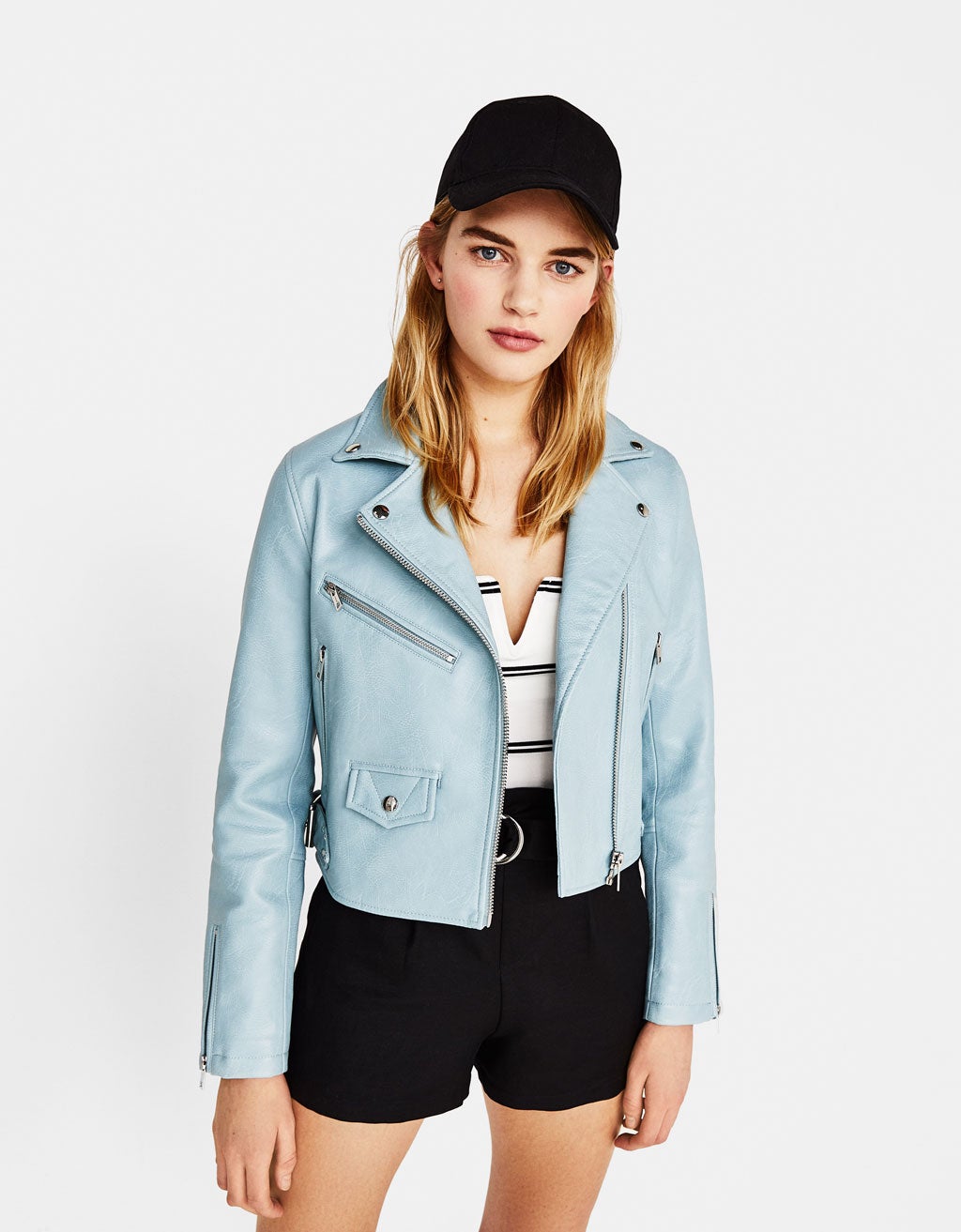 Cazadora corta en color azul bebé, de Stradivarius: 29,99 euros.