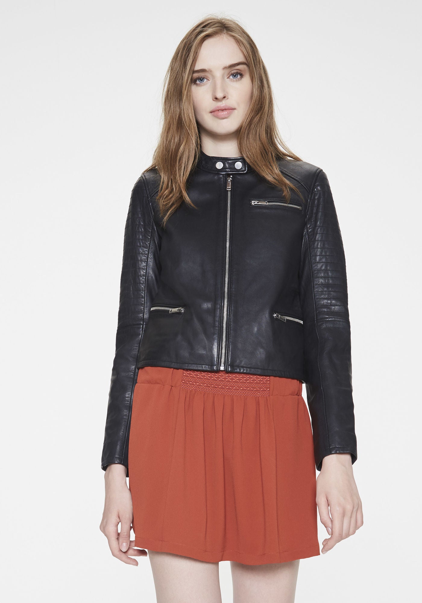 Chaqueta biker cropped de Bershka: 15,59 euros.