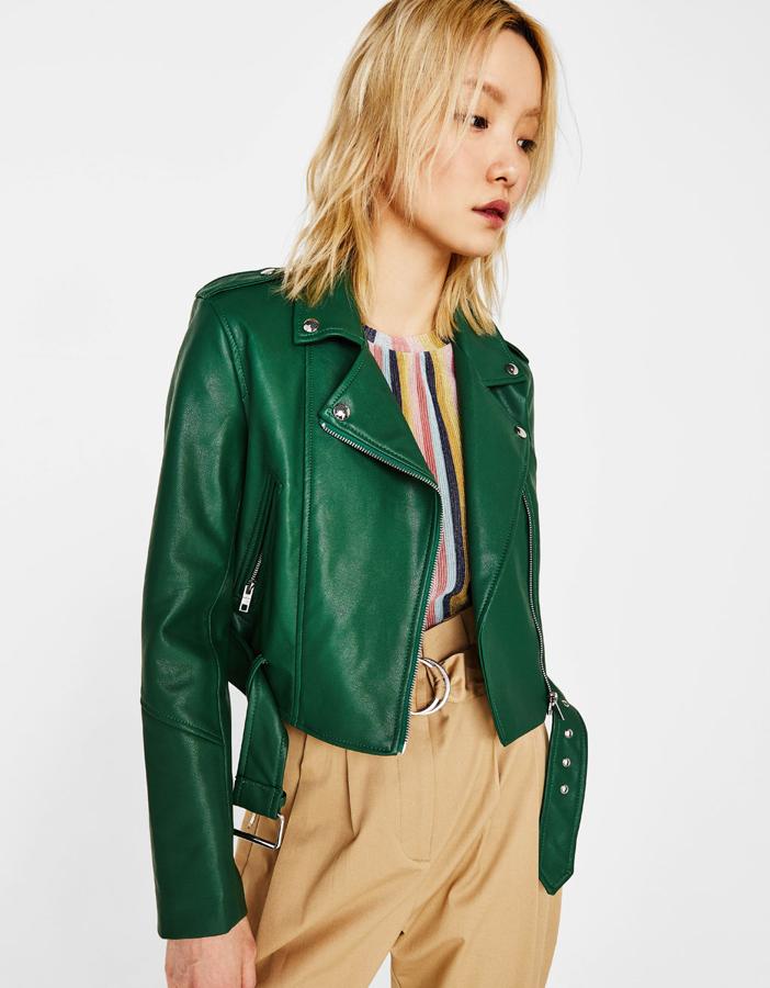 Chaqueta Nikkei cropped de Bershka, disponible en más colores: 25,99 euros.