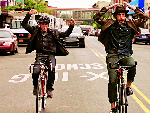 en Mientras seamos jóvenes, Ben Stiller trata de zafarse de sus 40 años pasando más tiempo con un amigo joven y hipster (Adam Driver).