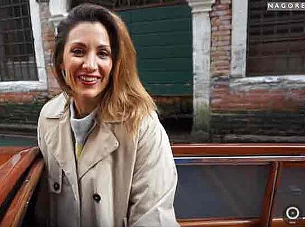 Momento en el que Nagore, montada en una góndola, le lanza la pregunta a Sandra Barneda.