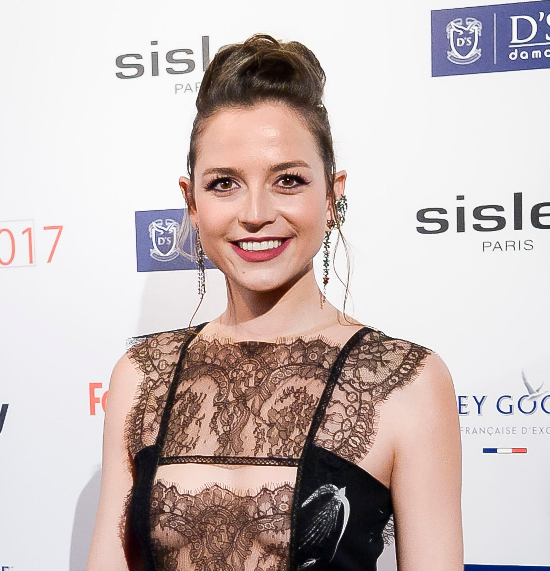 Cristina Alarcón lució uno de los recogidos más sofisticados de la alfombra roja, que combinó con pestañas XXL y labios mates en color rosa.