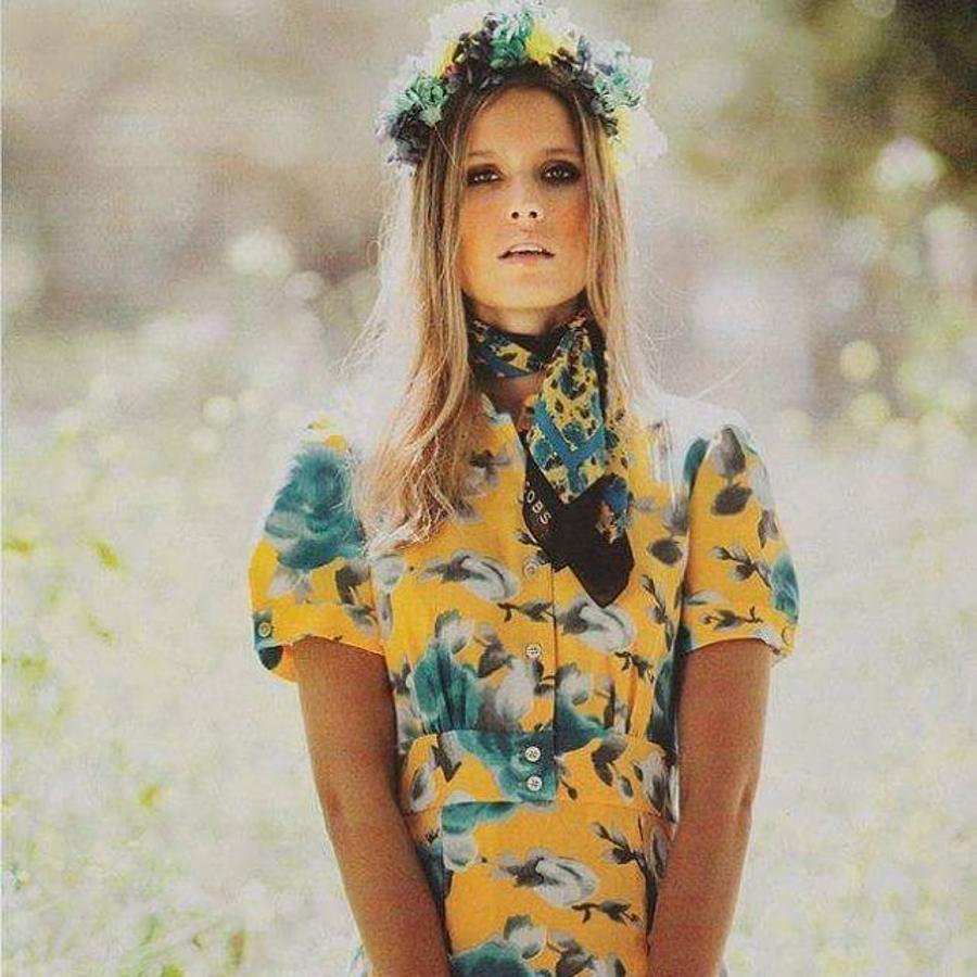 Tocados, pamelas, plumas, velos, flores... entrar el taller de Lamatte, en Cáceres, es pura magia. Puedes comprar y alquilar sus tocados en el espacio Ática y en su web.