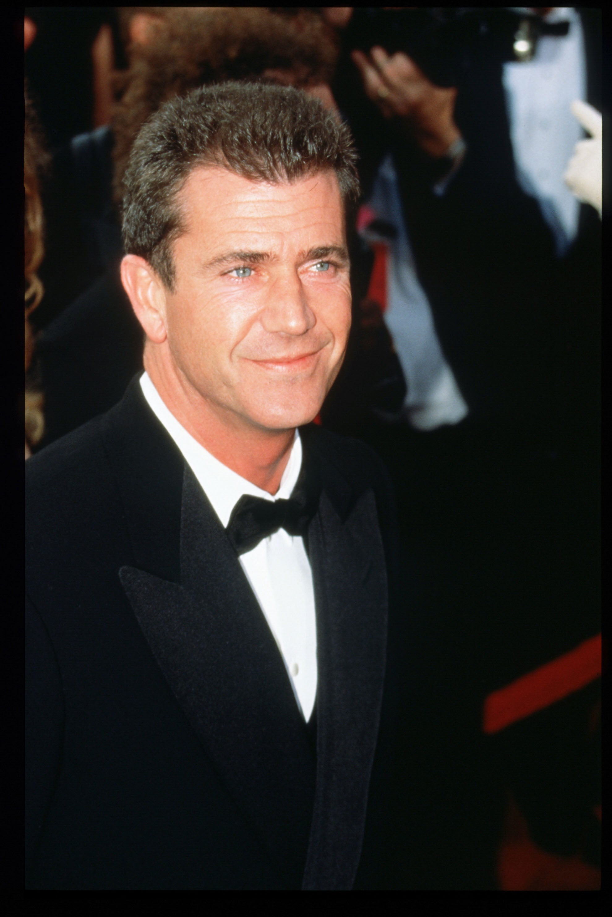 Hace mucho de esta foto, pero no es de la boda de Mel Gibson no, es de la gala de los Oscar de 1997, donde el actor fue cazado con esta simpática sonrisa.