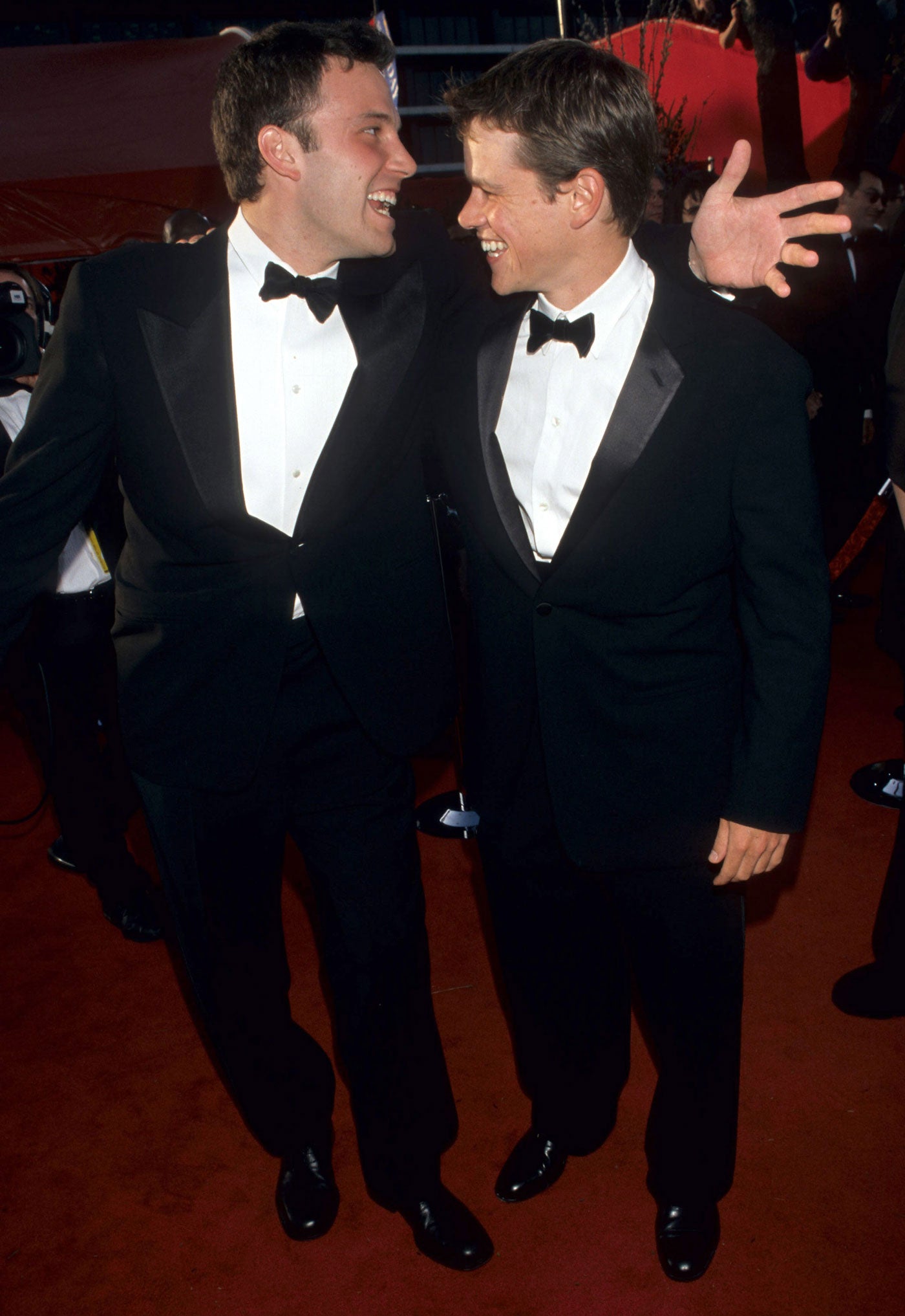 Ben Affleck y Matt Damon se han hecho con un hueco en la lista de las mejores sonrisas. Así de felices estaban durante la gala de los Oscar 1999. Ambos ganaron un Oscar.