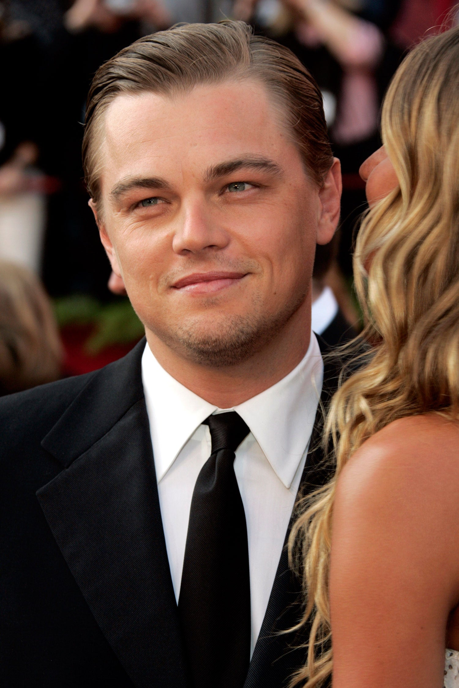 Ha sido difícil ver a Leonardo DiCaprio sonreír en la Alfombra Roja, pero esta pequeña sonrisa tímida al escuchar las palabras de su expareja, la modelo Gisele Bündchen, merece la pena.