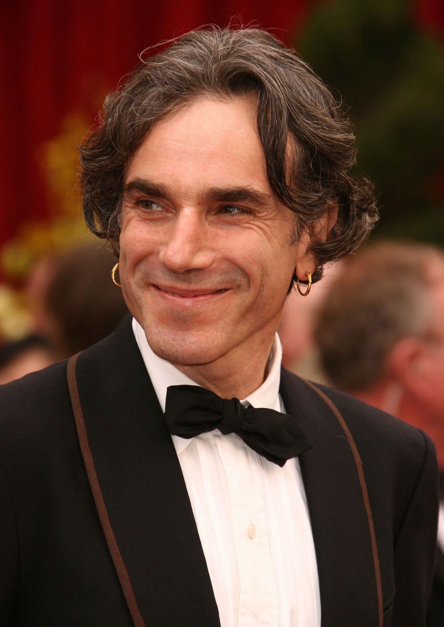 Al veterano Daniel Day-Lewis también le cuesta sonreír, pero cuando lo hace luce su encanto natural, ese por el que ha ganado tantos Oscars.