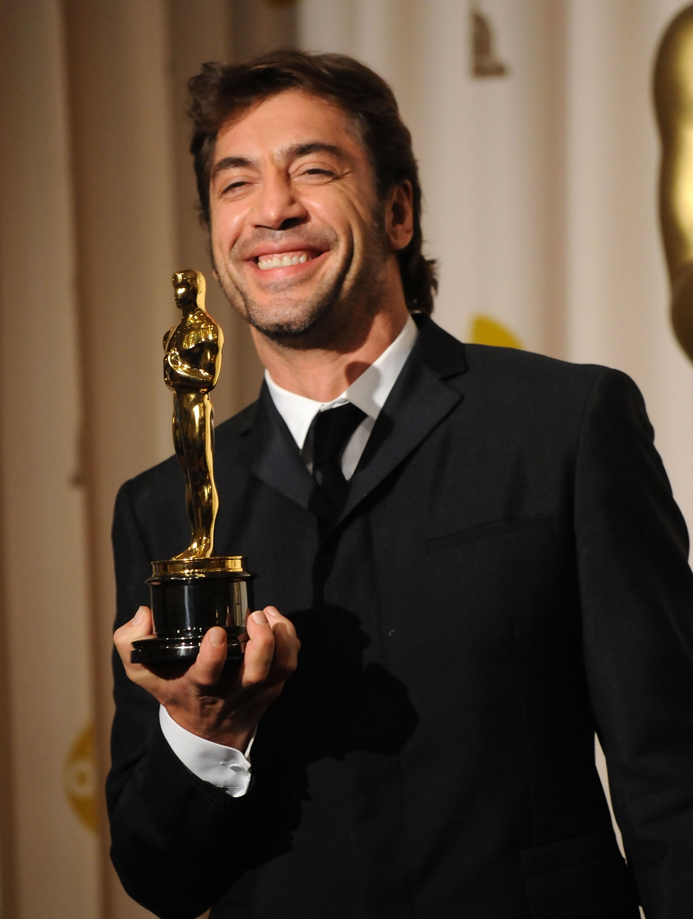 Javier Bardem no tiene una sonrisa perfecta y como diría una amiga dentista (obsesionada con los dientes) tiene sonrisa gingival, pero oye, que eso no significa que no esté estupendo.