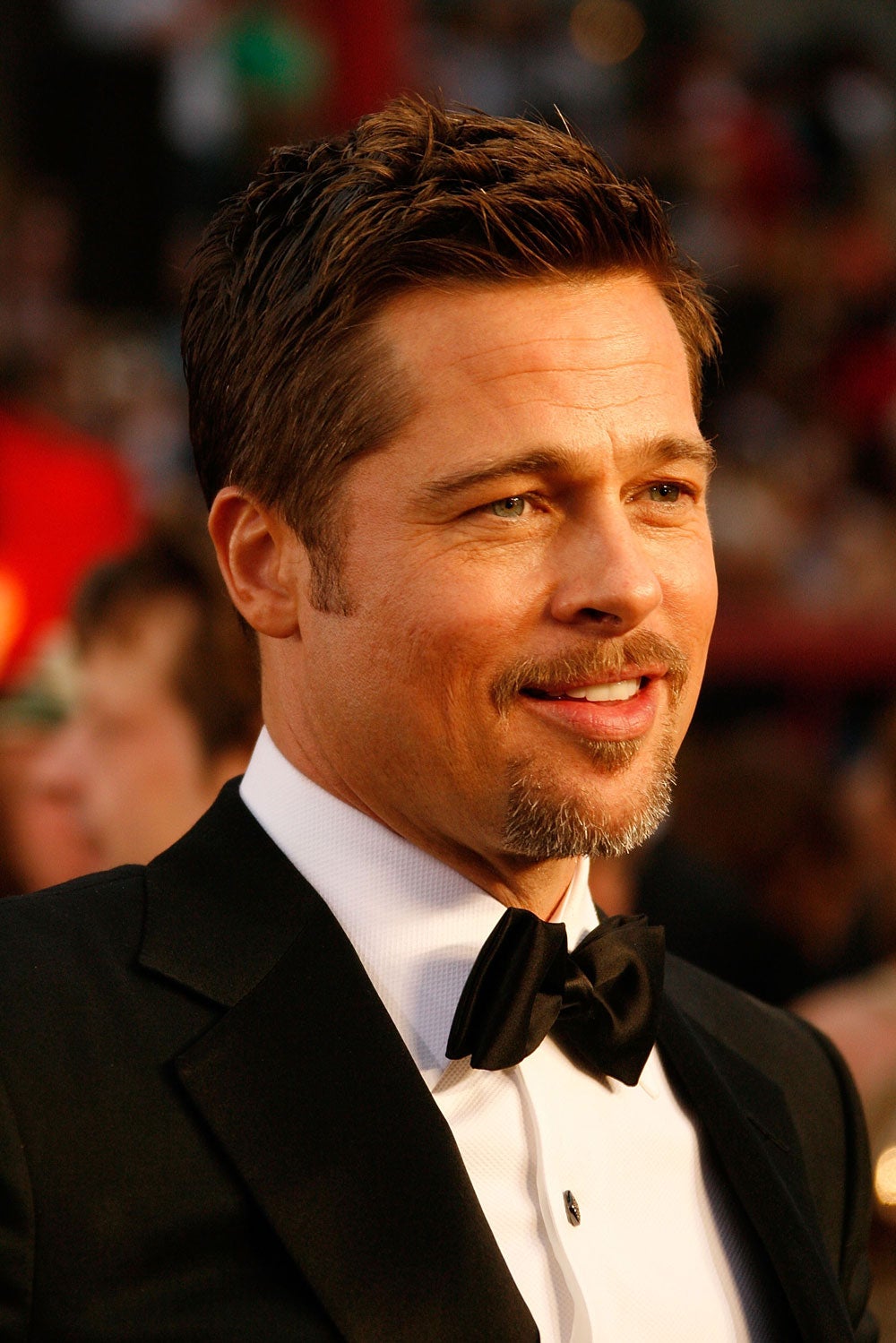 La sonrisa de Brad Pitt es sin duda la sonrisa de la seducción. Sonríe pero no, lo justo y necesario para que las cámaras le capten bien sexy.