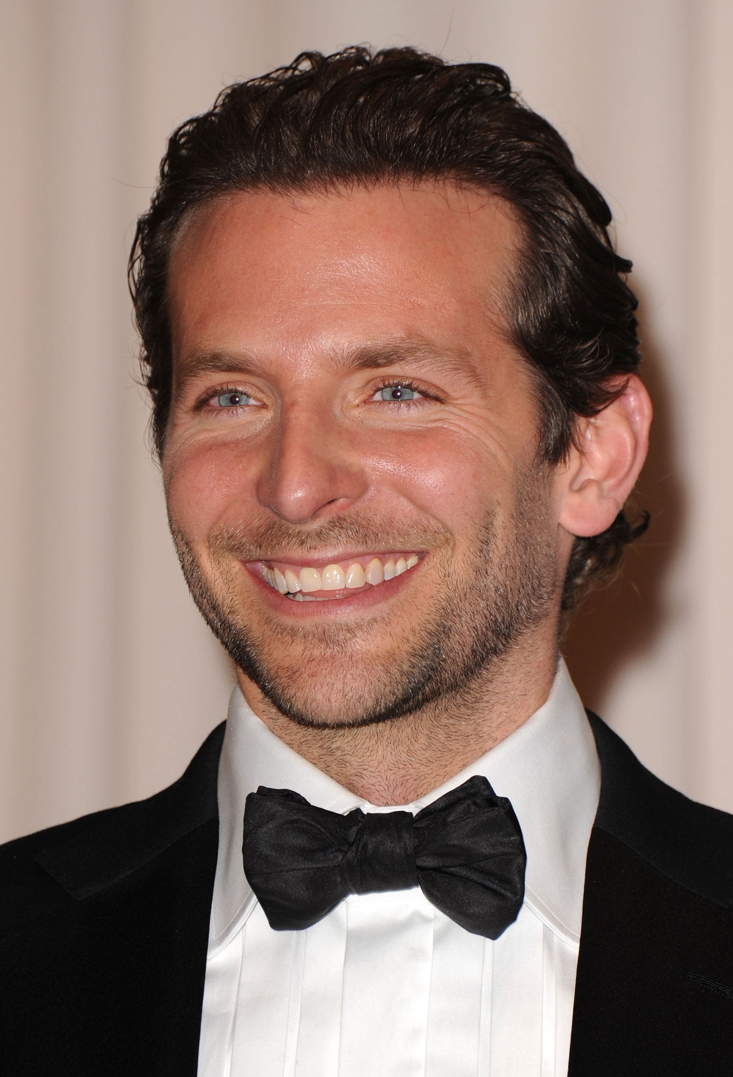 El actor Bradley Cooper se lleva el primer premio a la sonrisa masculina más bonita. ¿Cómo no iba a sonreír con esos dientes? Él tan feliz en los Premios Oscar 2010.