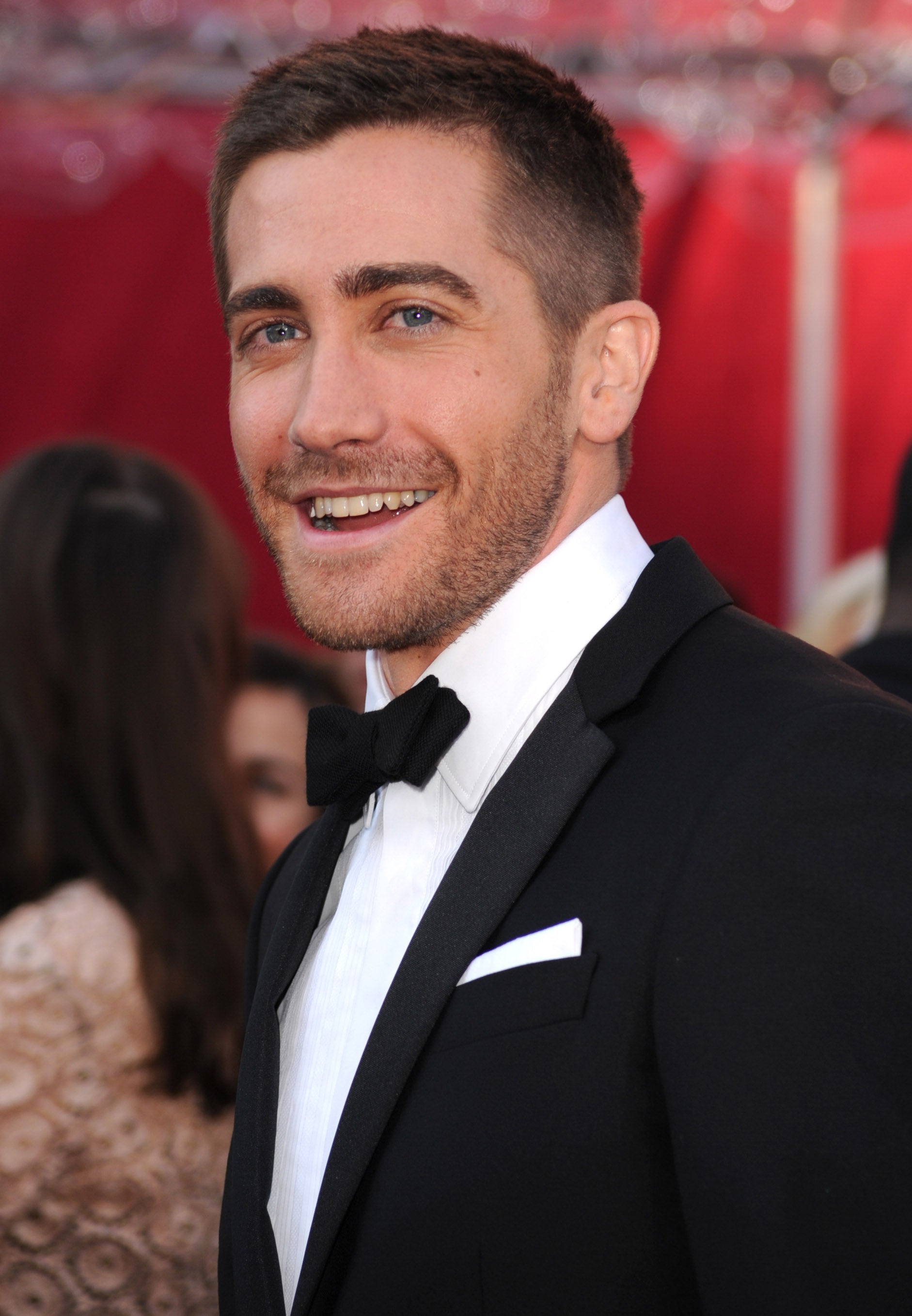 Jake Gyllenhall no tiene una sonrisa de revista pero sonreír le sienta muy pero que muy bien. ¿Qué pensáis?