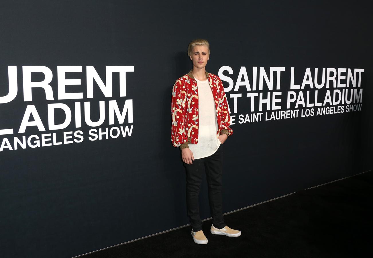 A un desfile de Saint Laurent no se va con las zapatillas sucias, Justin. Que las cámaras lo ven todo