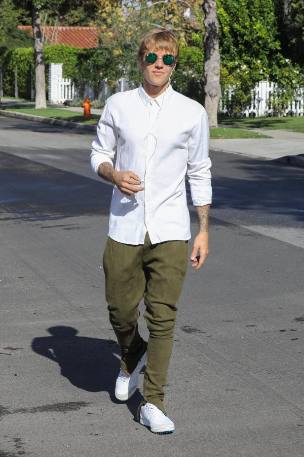 A veces, Justin Bieber se empeña en disfrazarse de niño bueno con un look hispter. ¡es más camaleónico que Paula Echevarría, que ya es decir!