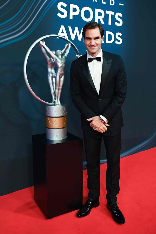 Roger Federer brilló con luz propia en la alfombra roja con sus dos premios.