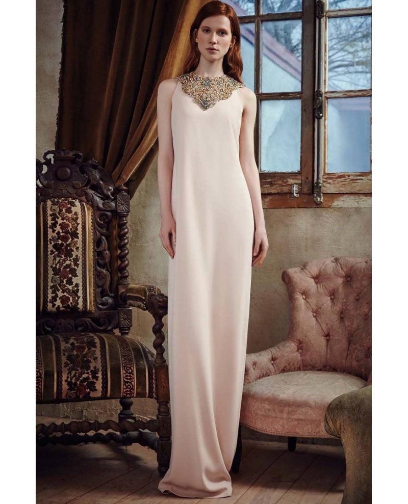 Vestido con escote halter joya de Dolores Promesas. Precio: 195 euros.