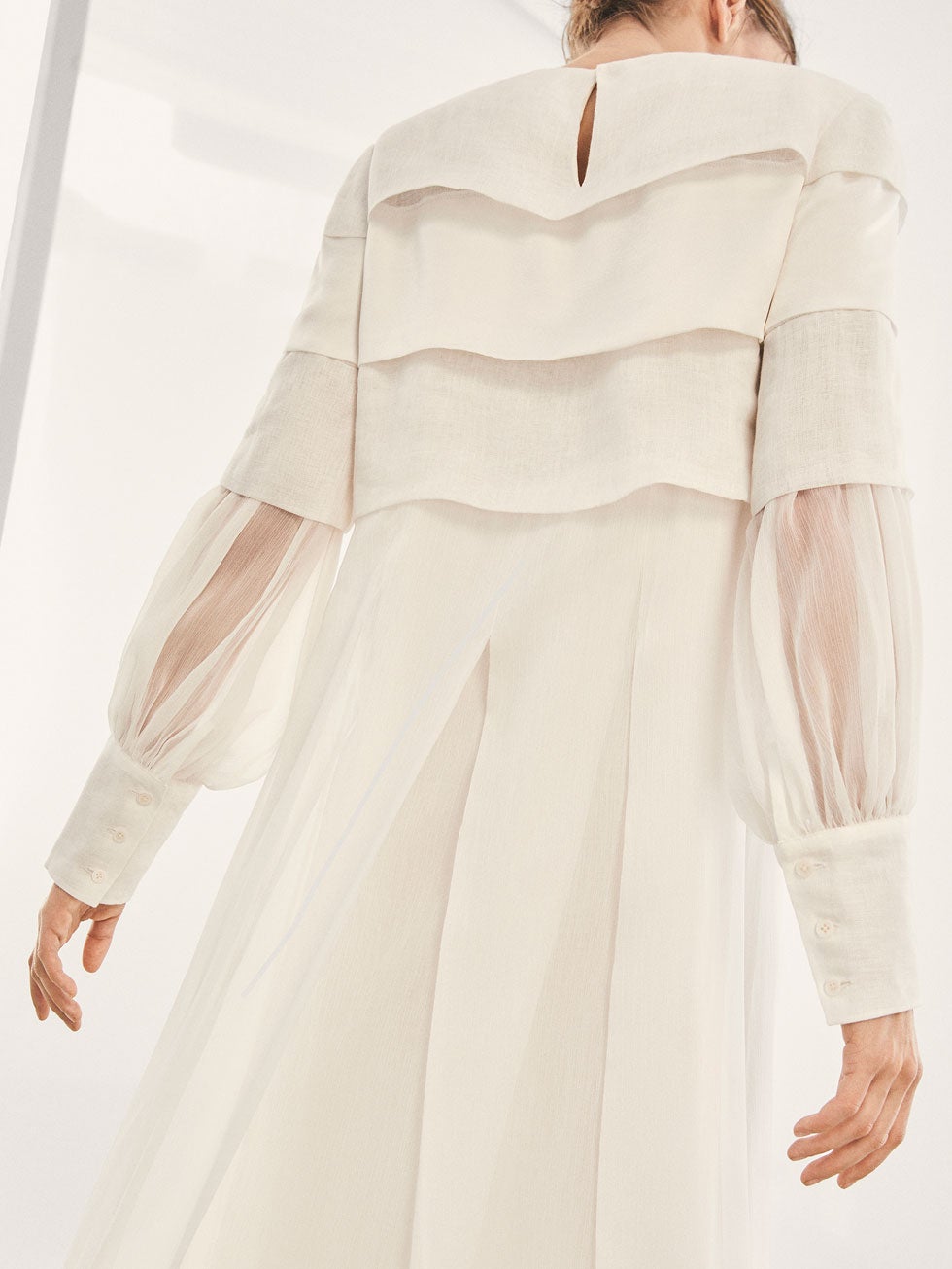 Vestido de seda de capa y pliegues en blanco roto de Massimo Dutti. Precio: 249 euros.