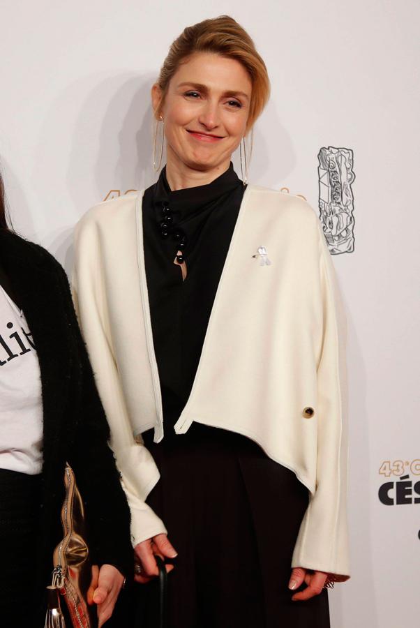Julie Gayet posa en la alfombra roja de los Premios César 2018, celebrados en París.