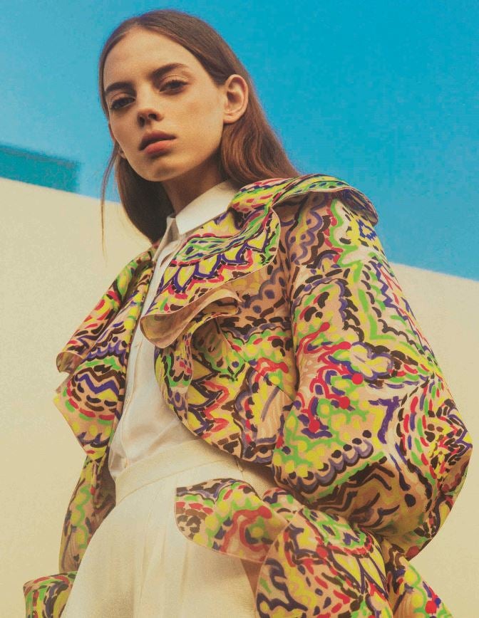 Camisa, pantalón y chaqueta, de Delpozo.