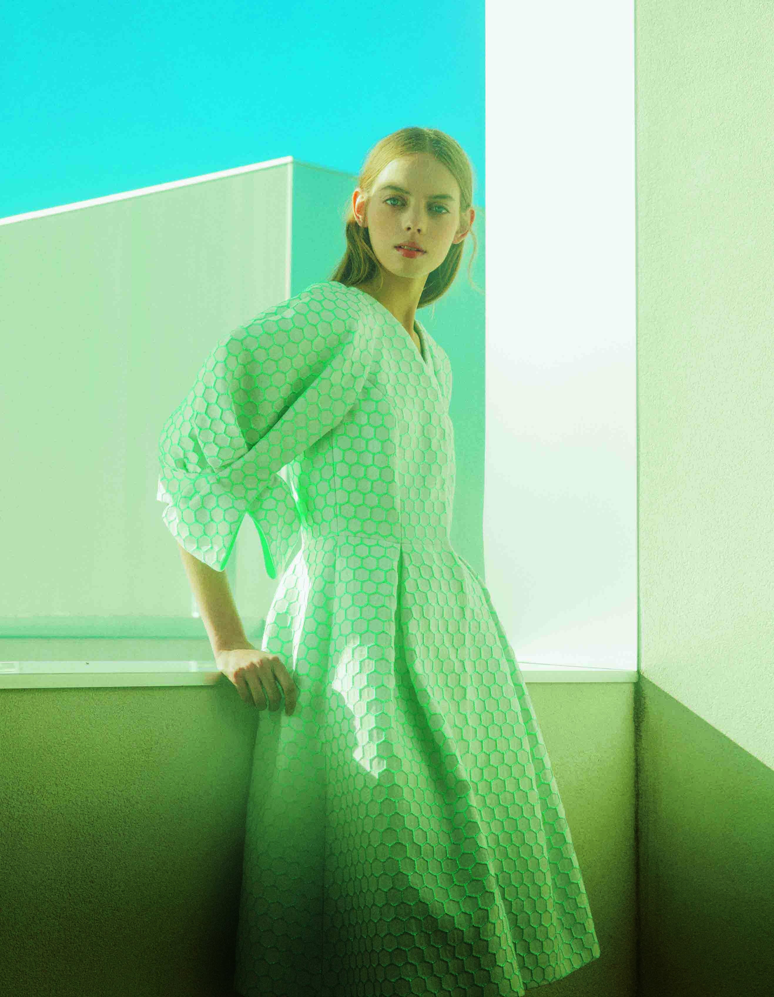 Vestido con cuello "uve" y falso lazo en las mangas, de Delpozo.