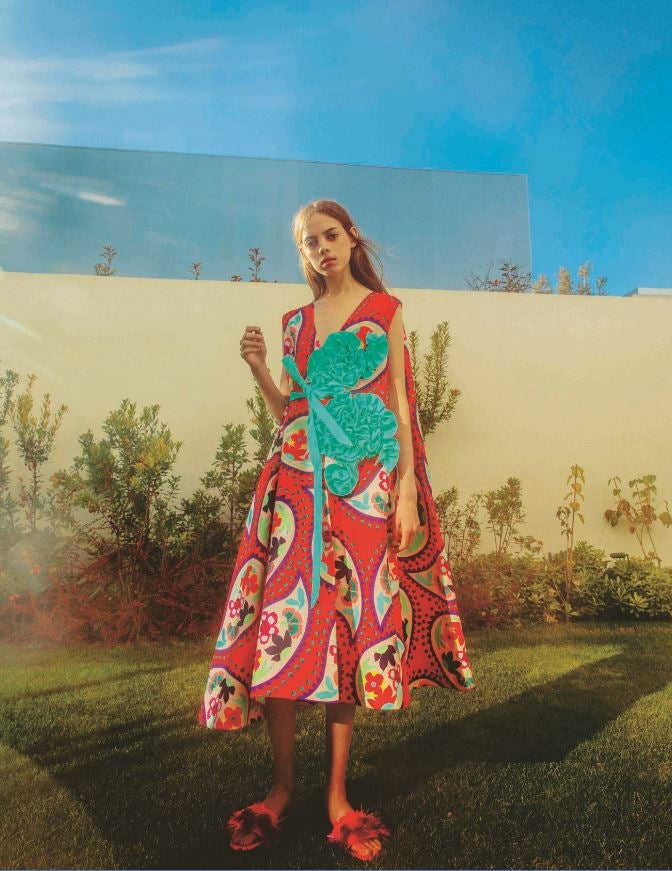 Vestido con capa incorporada a la espalda, de Delpozo.