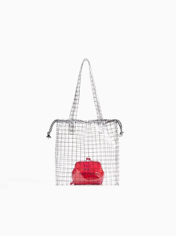 Shopper transparente con monedero rojo con el mensaje "for my secrets", de Zara Kids. Precio: 17.95 euros.