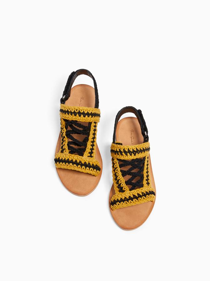 Sandalias planas de crochet bicolor de la nueva colección de Zara Kids (Precio: 32.95 euros).