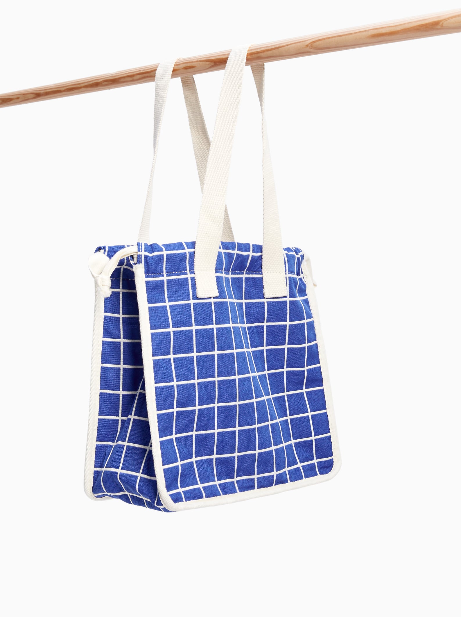 Shopper con tejido de cuadros de Zara Kids: 17,95 euros.