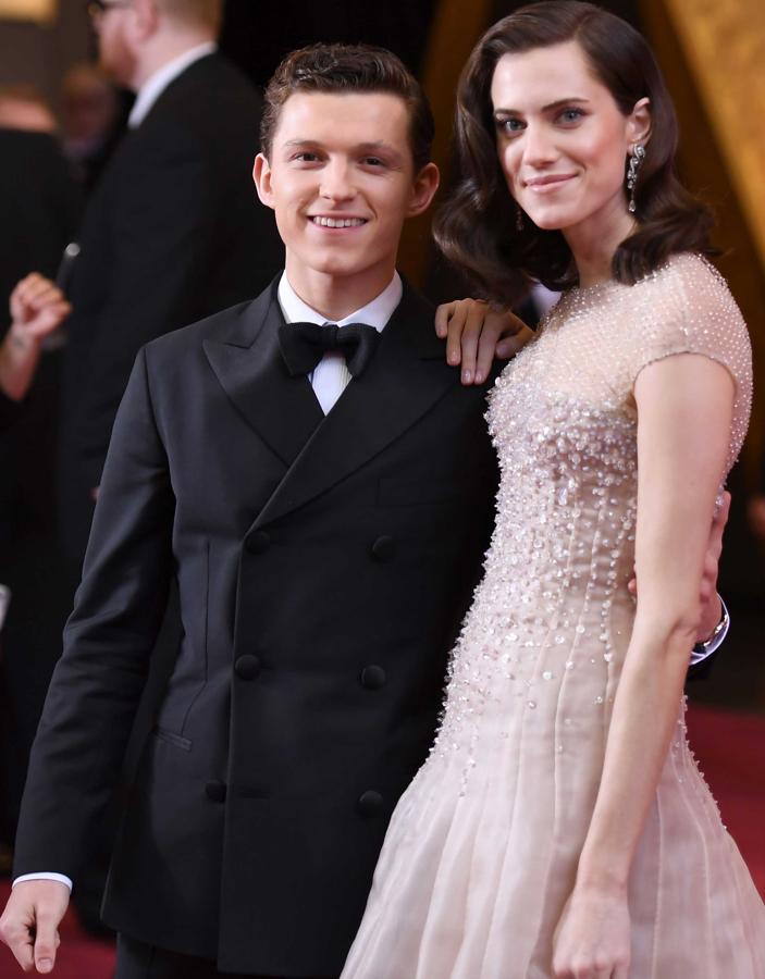 Tom Holland y Allison Will en la alfombra roja de los premios Oscar.