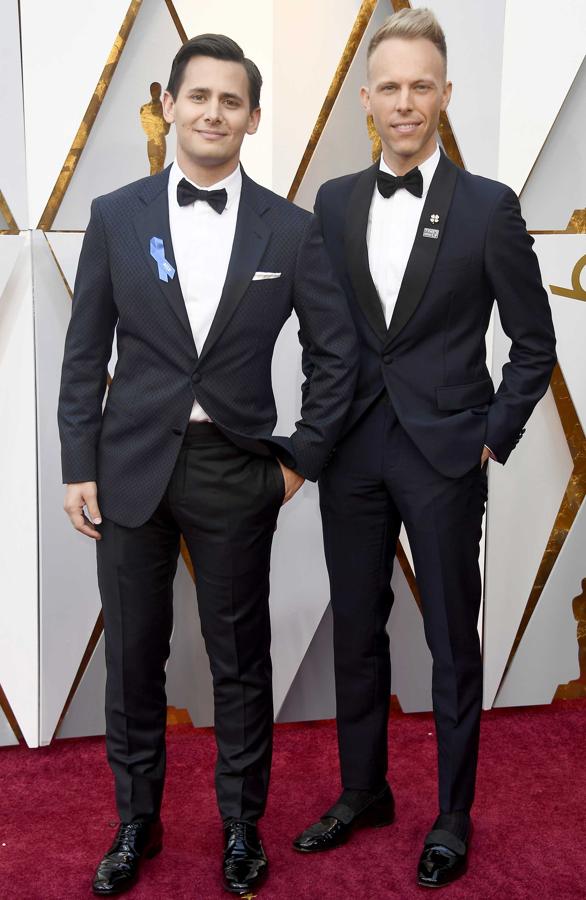 Benj Pasek y Justin Paul posan en la alfombra roja de los premios Oscar.