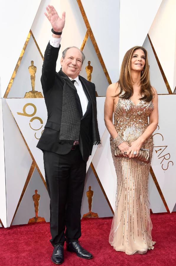 Hans Zimmer y Suzanne Zimmer posan en la alfombra roja de los premios Oscar.