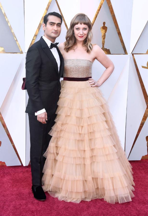 Kumail Nanjinai y Emily V. Gordon en su paso por la alfombra roja de los Oscar.