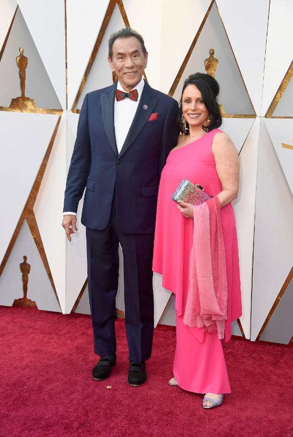 Wes Studi y Maura Dhu Studi posan en la alfombra roja de los premios Oscar.