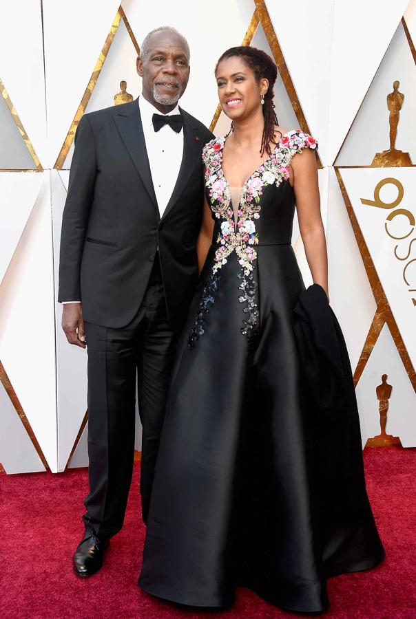 Danny Glover y Eliane Caval, posan en la alfombra roja de los Premios Oscar 2018.