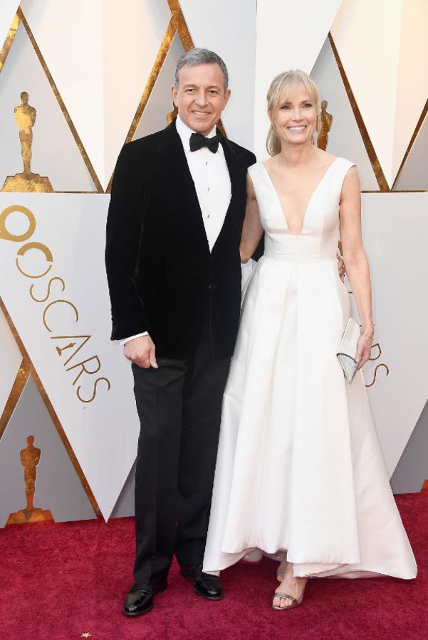Bob Iger y Willow Bay posan en la 90ª edición de los premios Oscar.