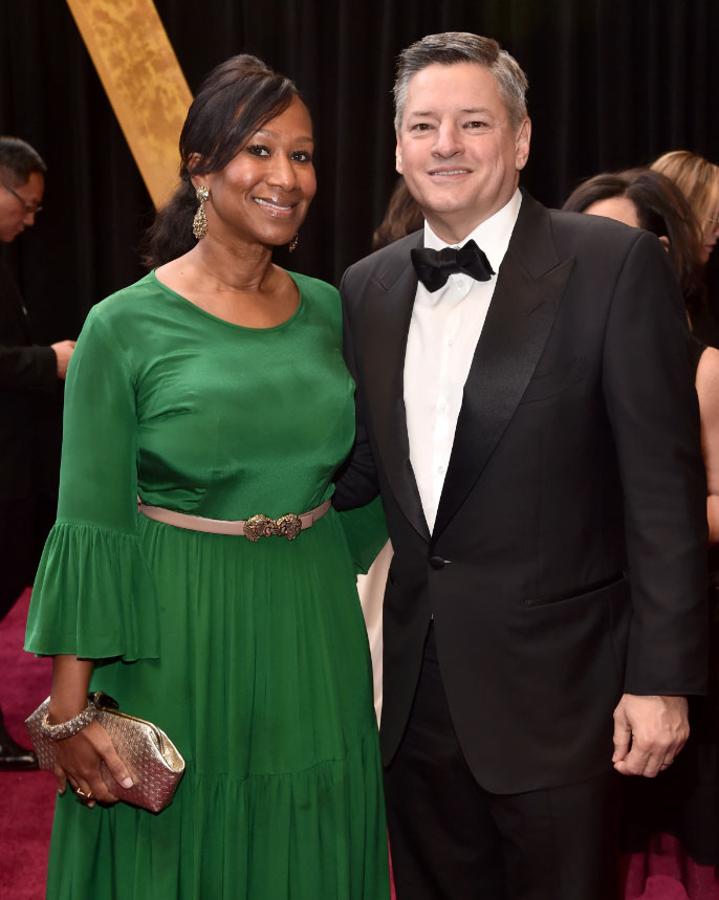 Ted Sarandos y Nicole Avant en la alfombra roja de la 90ª edición de los premios Oscar.