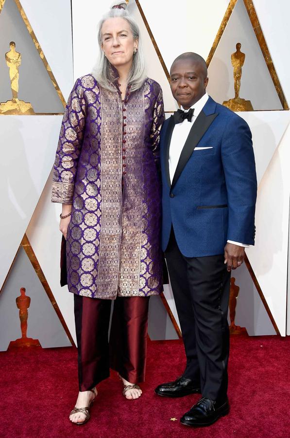 Joslyn Barnes y Yance Ford posan en la 90ª edición de los Premios Oscar.
