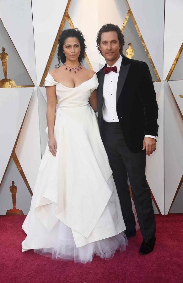 Camila Alves y Matthew McConaughey posan en la alfombra roja de los premios Oscar.