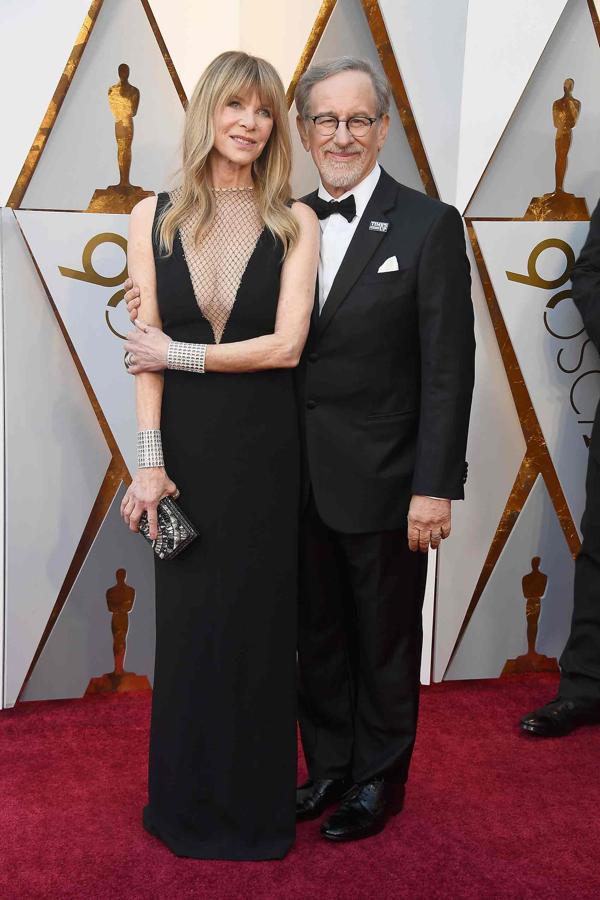 Steven Spielberg y Kate Capshaw en su paso por la alfombra roja de los Oscar.