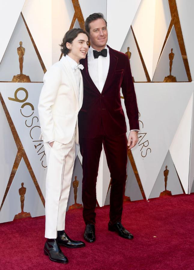 Timothee Chalamet y Armie Hammer posan en la alfombra roja de la 90ª edición de los premios Oscar.