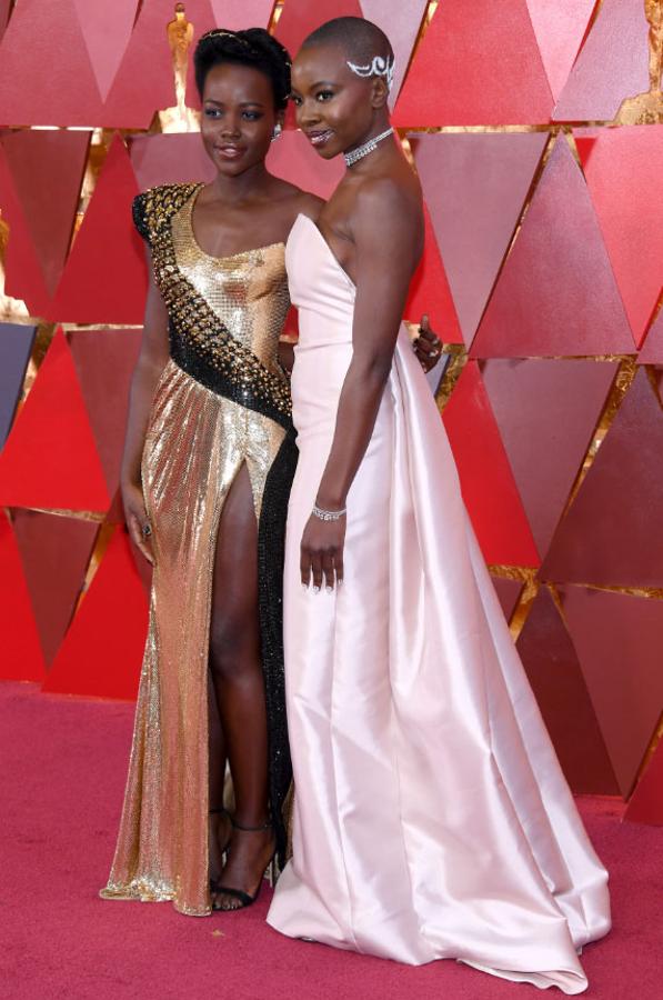 Las protagonistas de 'Black Panther', Lupita Nyong'o y Danai Gurira, en su paso por la alfombra roja de los Oscar.