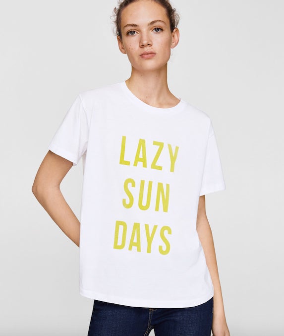 Camiseta con texto de terciopelo de Mango: 12,99 euros.